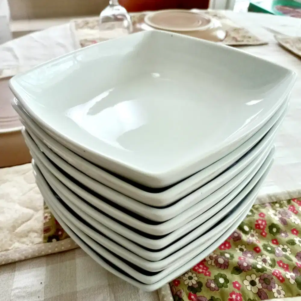 8 buah piring keramik untuk lauk model persegi 20cmx20cm, dalam 4 cm.