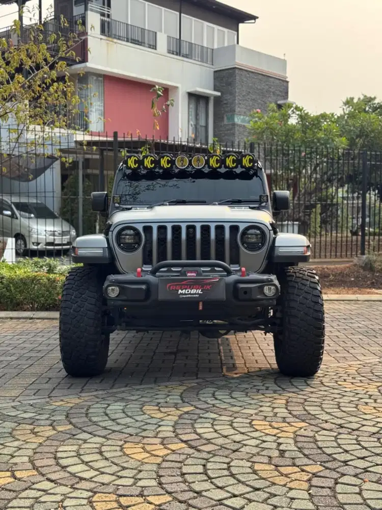 Jeep Gladiator 2023 Hitam