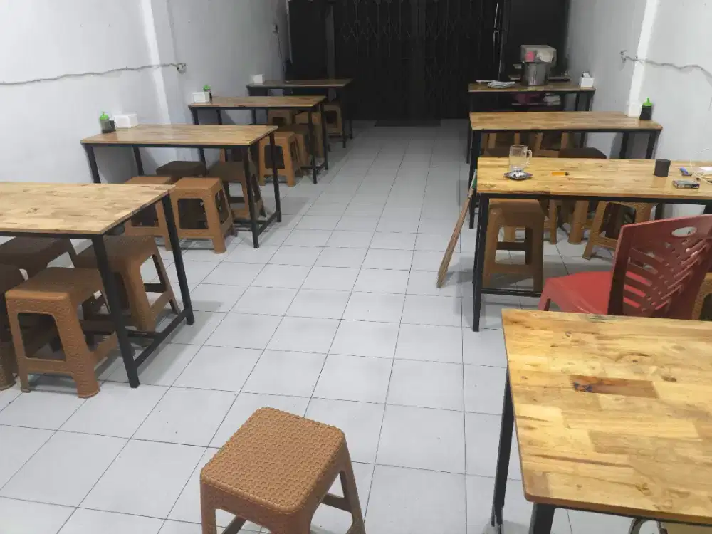 Meja dan kursi makan
