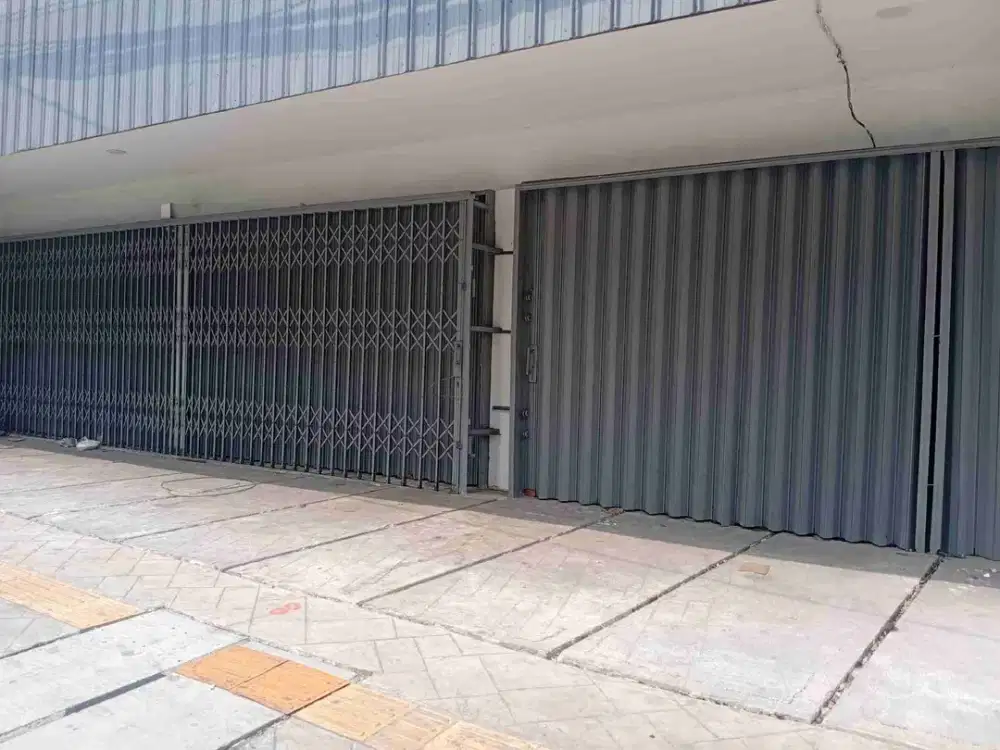 Ruko Gandeng Hoek pinggir jalan Jatinegara Jakarta Timur