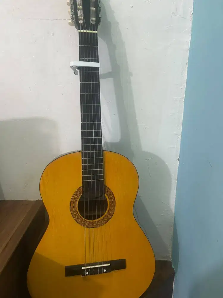 Dijual Gitar Akustik Klasik + Bonus Tas & Capo, Cocok untuk Pemula