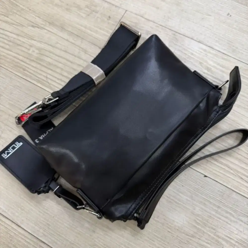 TAS SELEMPANG / HANDBAG TUMI ALPHA 3 BLACK IMPORT
