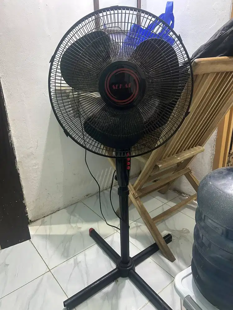 Kipas Angin Berdiri Sekai – Warna Hitam