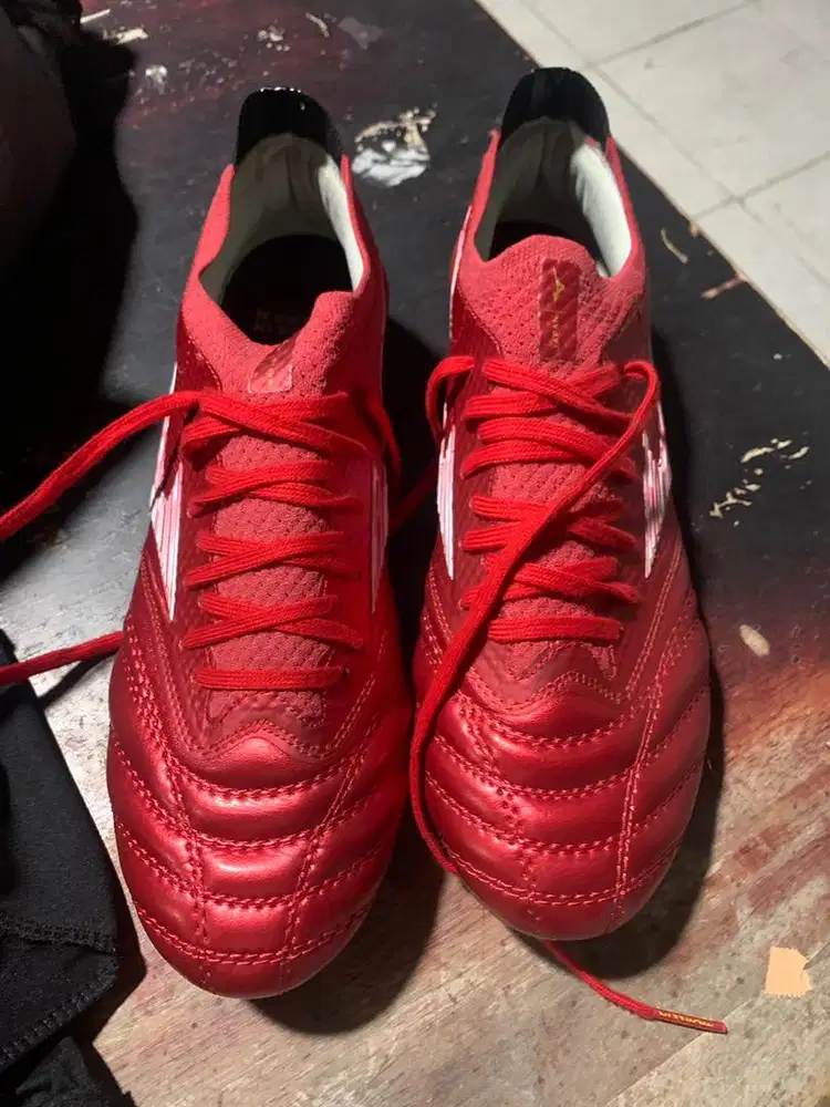 Sepatu bola Mizuno