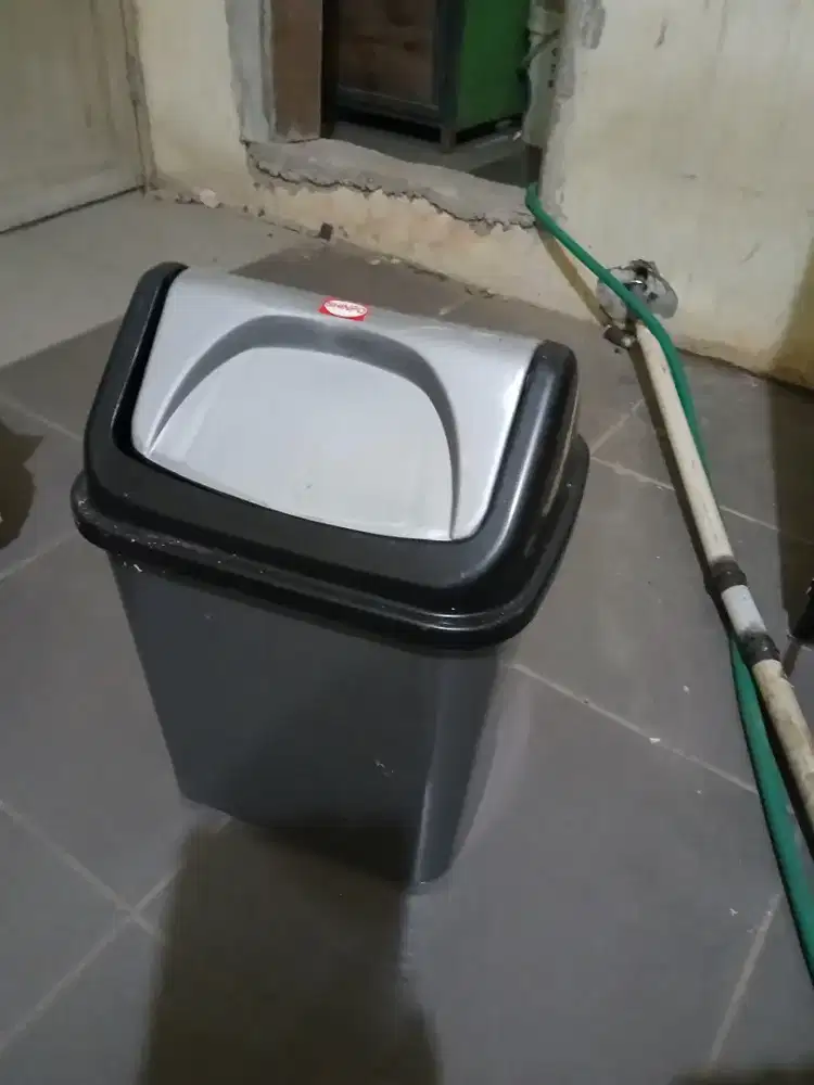 Tempat Sampah tutup goyang, terbuat dari bahan Plastik berkualitas