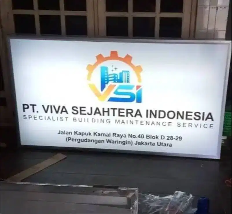 Buat papan nama reklame neonbox sticker kaca film kampus universitas