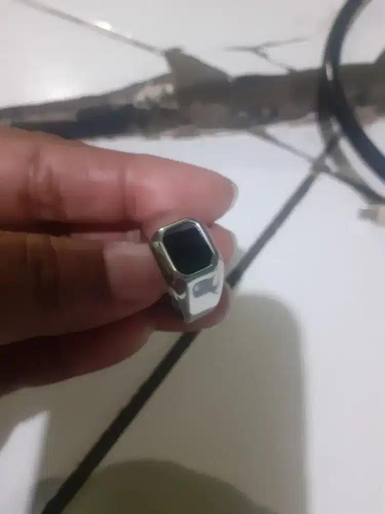 Cincin batu hitam