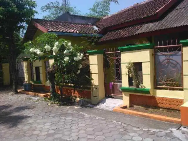Disewakan Rumah 2 lantai dengan garasi dan carport (3 mobil)