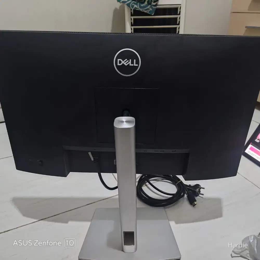 Satu set komputer dan monitor