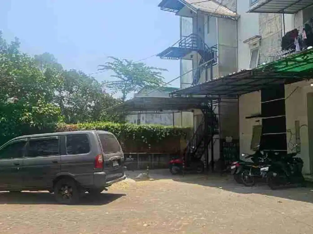 kos murah sangat strategis di depan mcdonald watugong samping kampus UB Brawijaya bisa jalan kaki ke kampus dan jalan sangat lebar