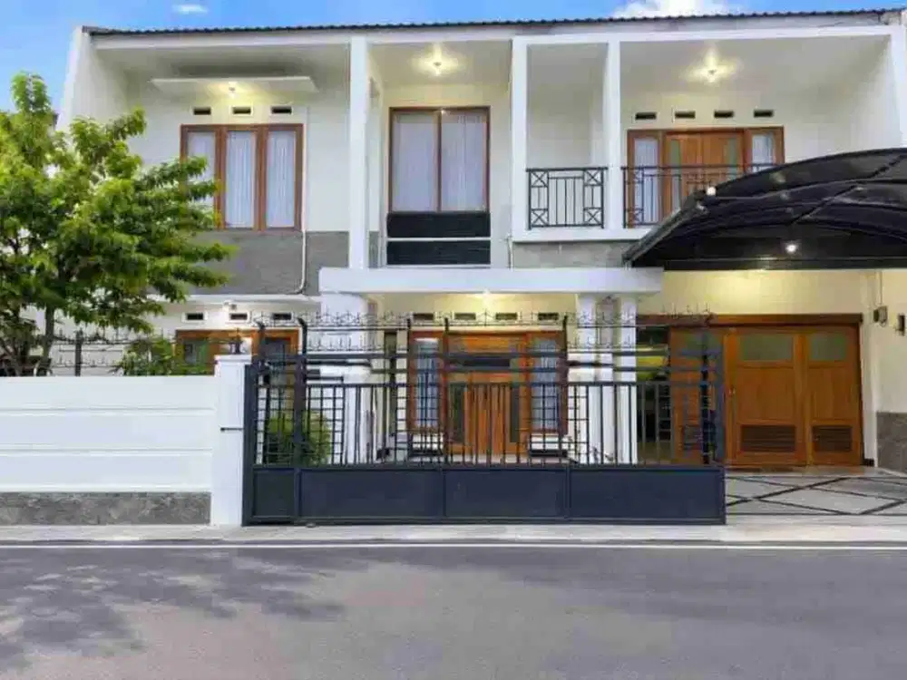 rumah mewah 2 lt di jalan bunga bunga suhat dekat dewandaru dekat kampus UB Brawijaya kondisi bagus dan siap huni