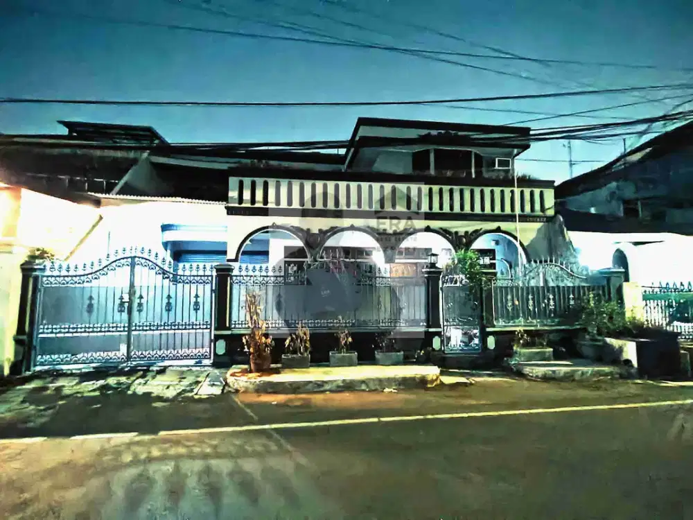 Jual rumah besar dengan 7 Kamar tidur di Rawamangun. Di pinggir jalan, strategis bisa untuk usaha. Nego sampai jadi!!
