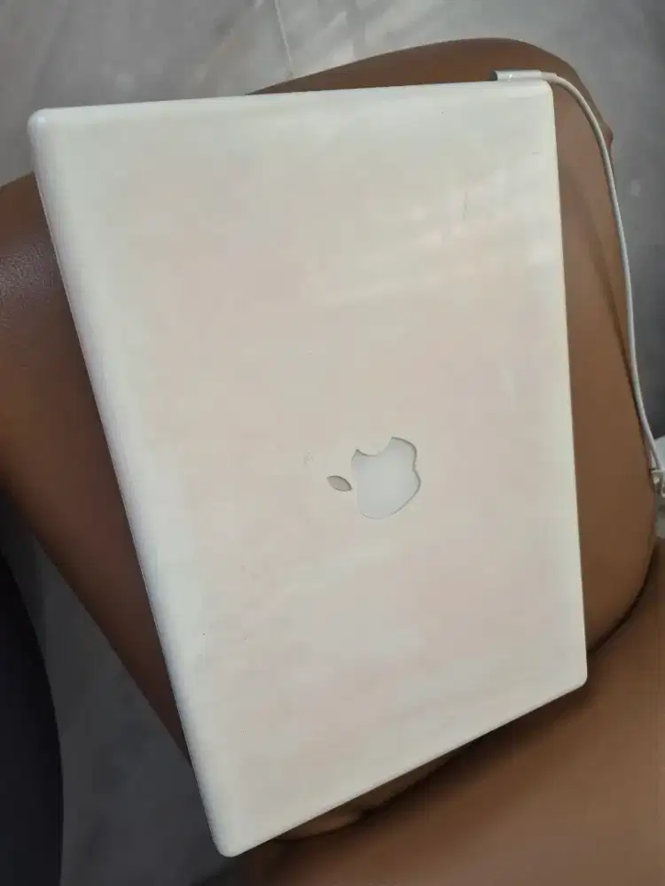 MacBook White 13 A1181 Mati / Tidak Nyala + Charger Original