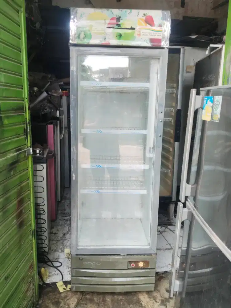 Showcase domo kondisi bagus normal dingin  siap pakai