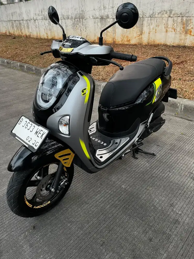 Scoopy New sporty Silver hitam