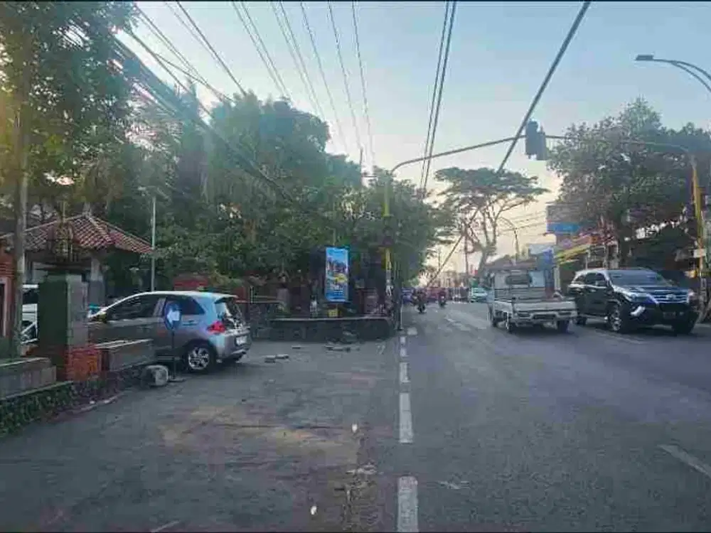 tanah premium persis di depan mcdonald watugong bersebrangan dengan kampus UB Brawijaya lokasi di pinggir jalan raya bagus buat kos elite jaminan full pengekos tinggal melangkah ke kampus UB Brawijaya di mt haryono