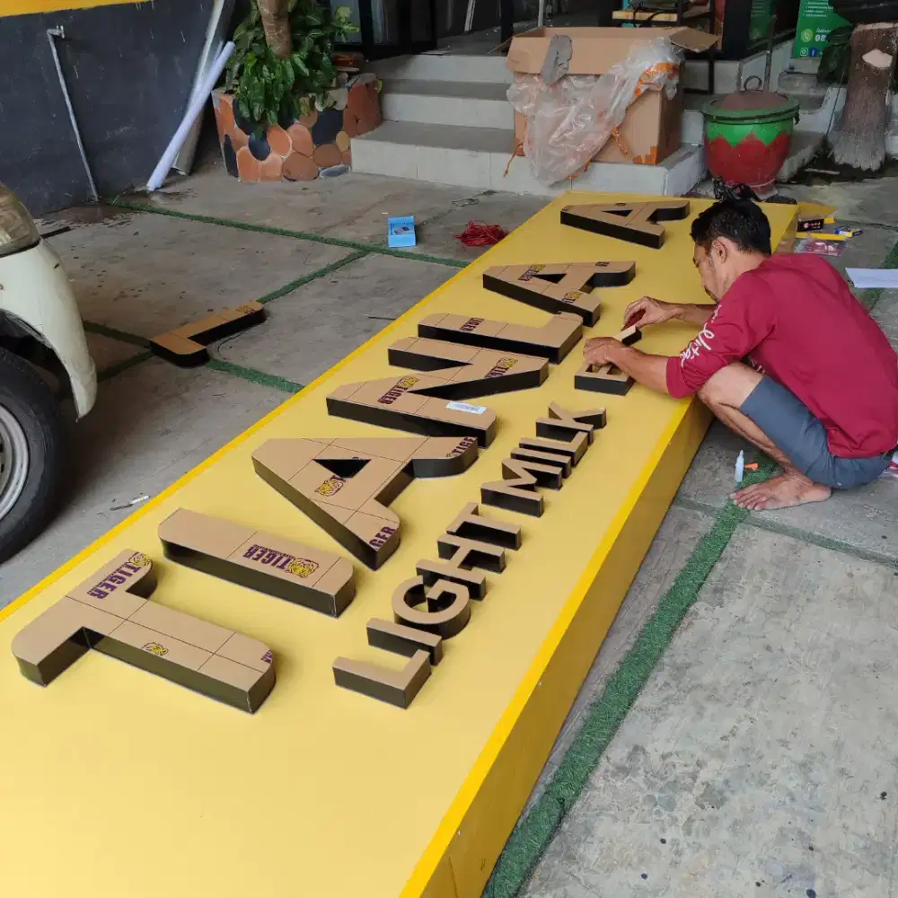 Tukang Huruf Timbul