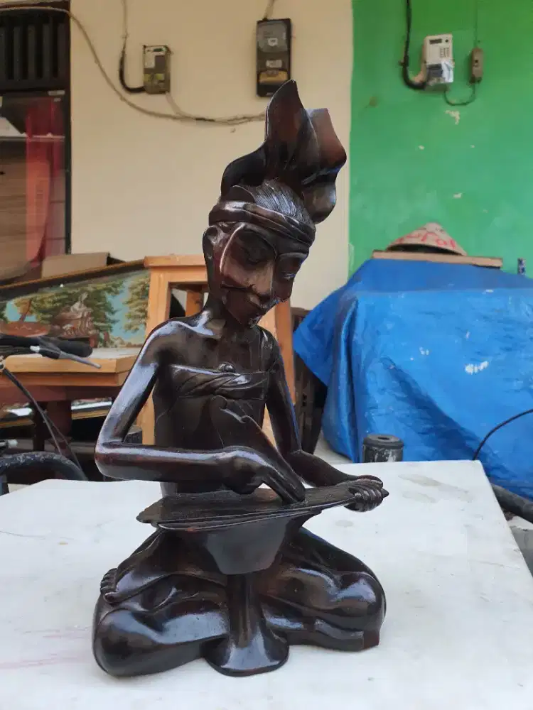 Patung Kayu (sedang menulis)