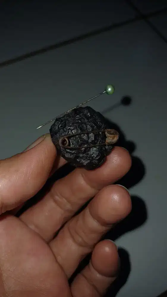 Batu selonata badar besi nempel magnet dan peniti barang antik