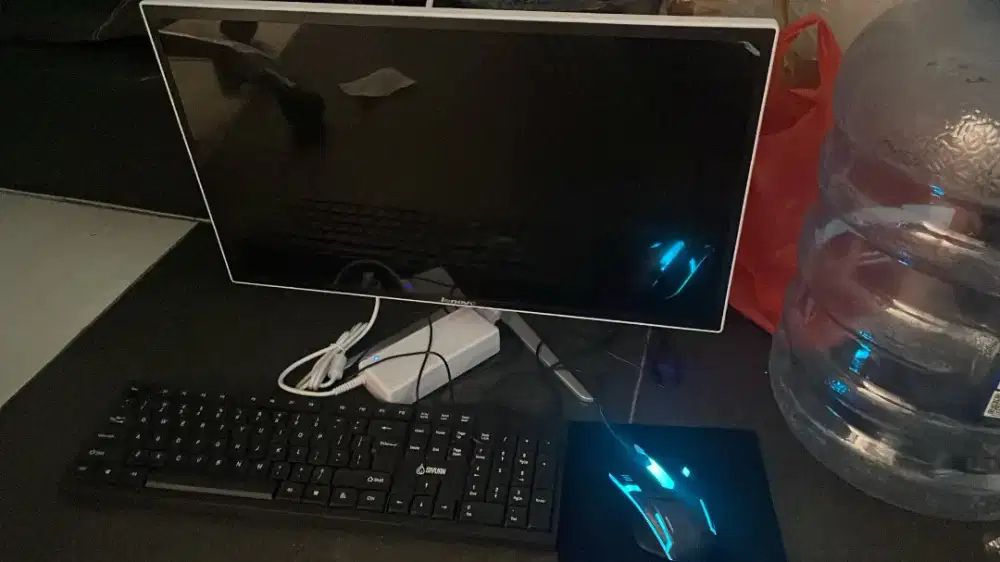 PC lenovo All in one 21,5 inc layar