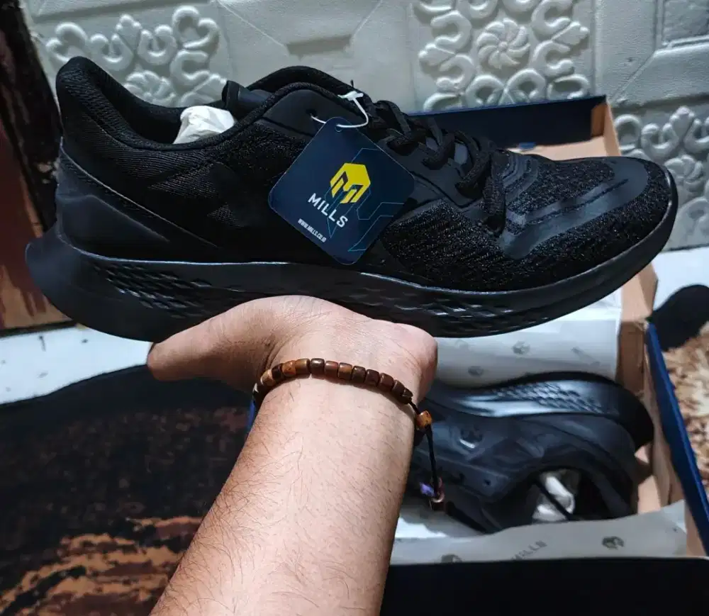 Sepatu Running Mills Hitam