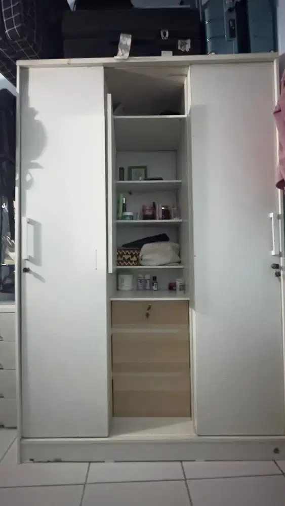 Dijual Lemari baju + Rak makan + Meja tv + rak dinding dapur + meja be