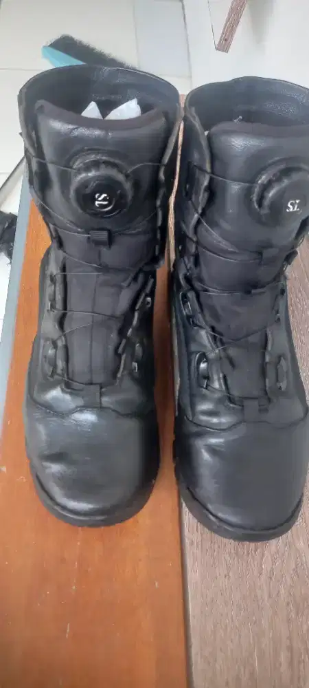 Sepatu pdl porli ori