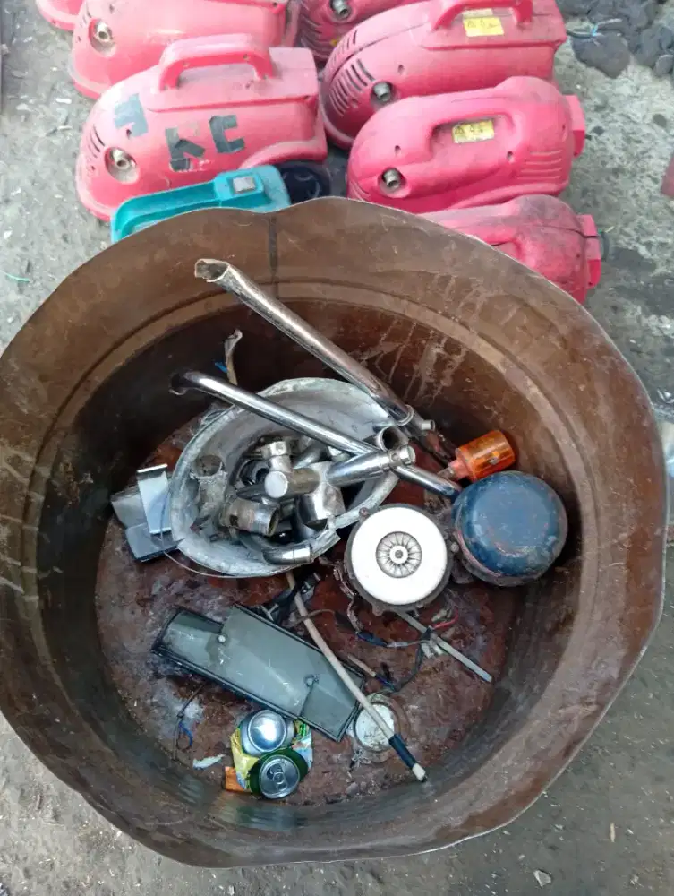 Dibeli Rosok Besi Tua Logamlainnya Elektronik Rusak Ac Mesin Mesin dll