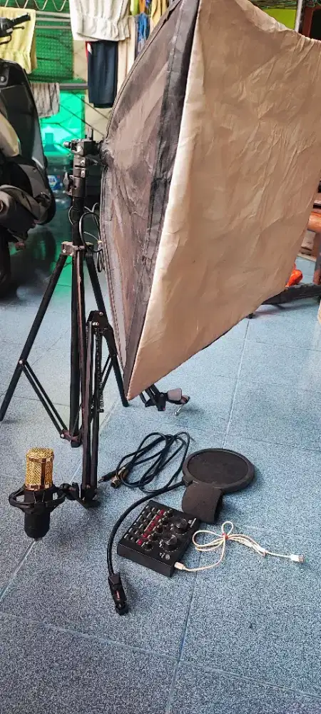 Mic untuk live dan sound card dan lampu lighting live

Kondisi normal