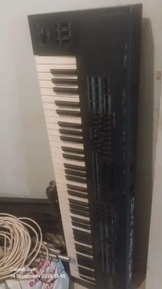 Roland JV-90 adalah keyboard synthesizer multitimbral 76-KUNCI NORMAL