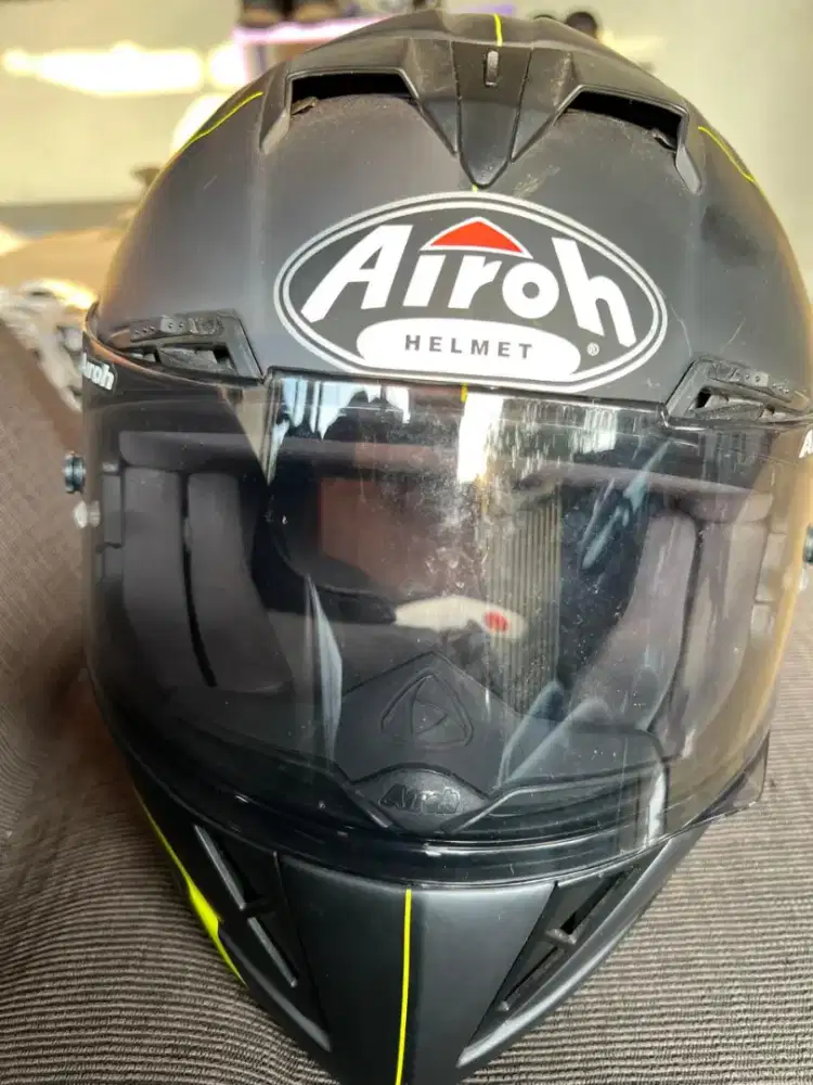 Helm airoh kondisi bagus