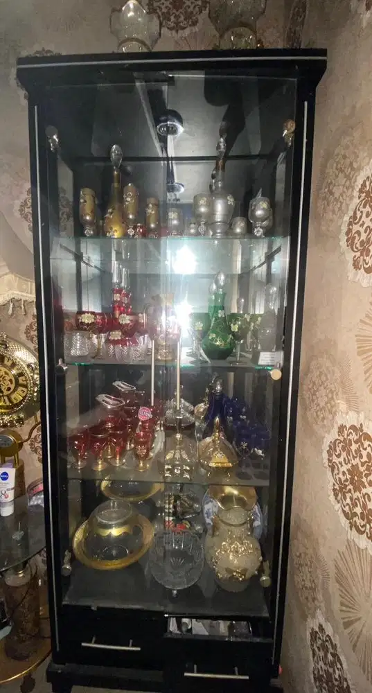 Dijual cepat lemari kaca