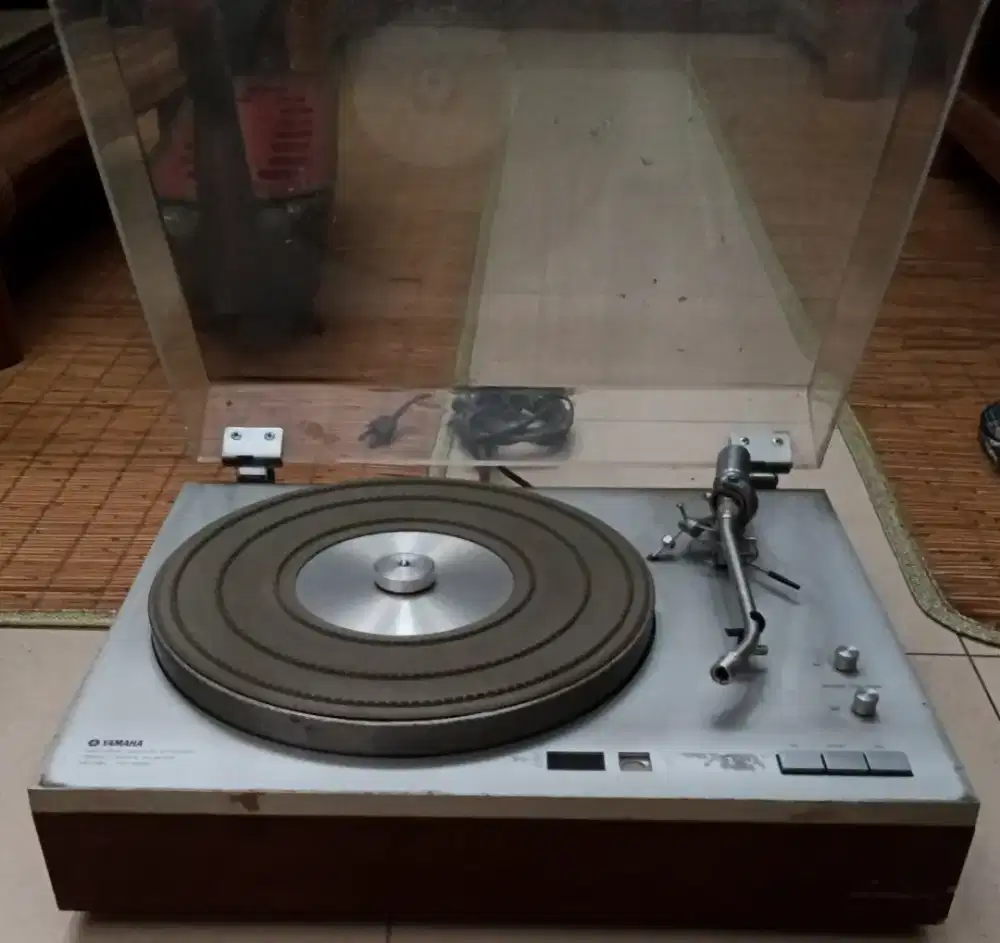 Old Turntable YAMAHA