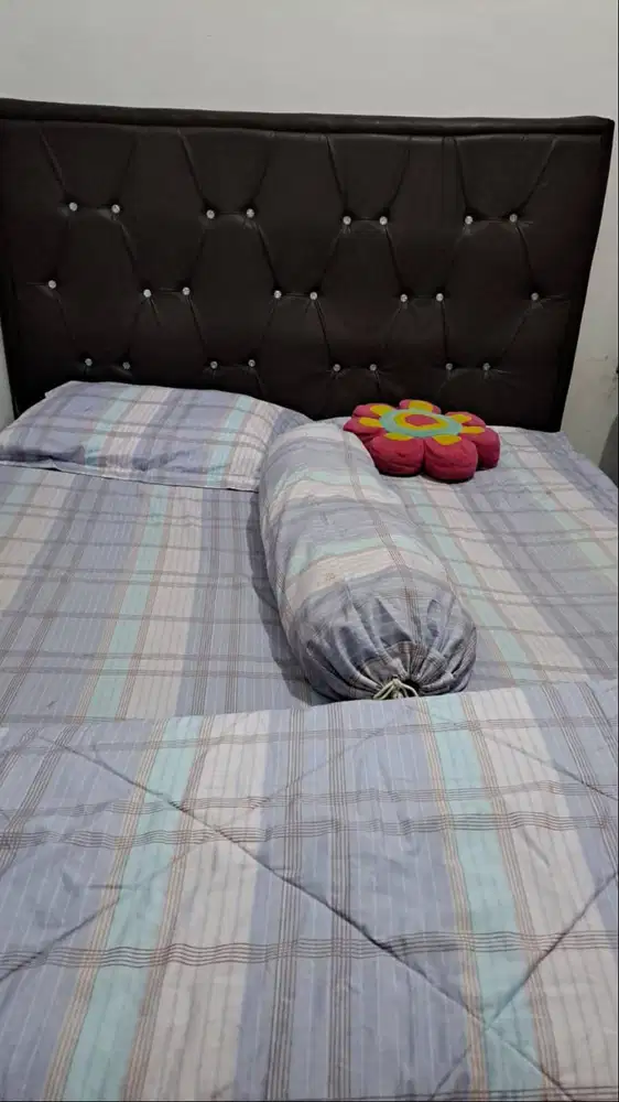 di jual cepat tempat tidur include bed cover ukuran 180 x 200 cm