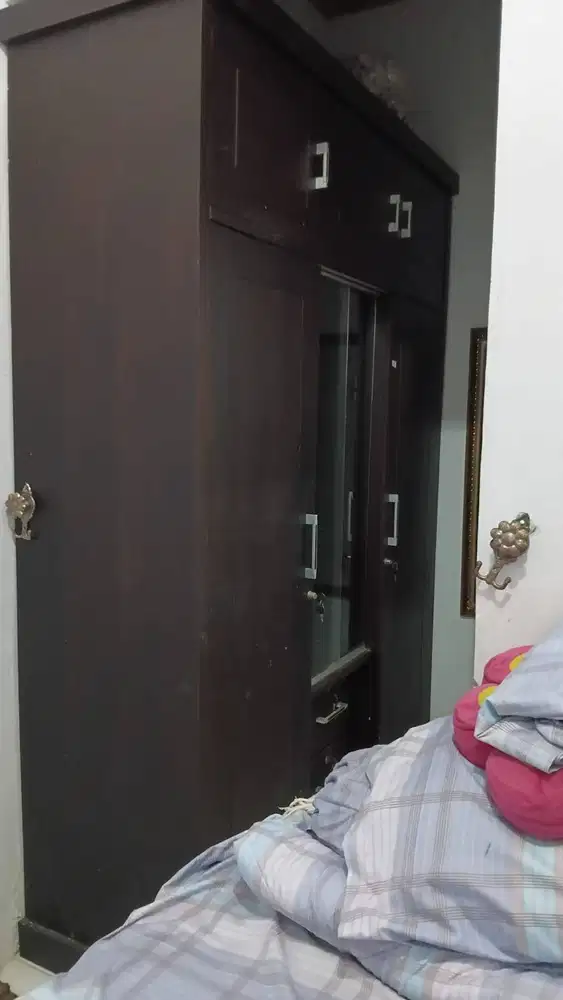 dijual lemari 3 pintu tempahan kayu mahoni tebal, mewah dan berat
