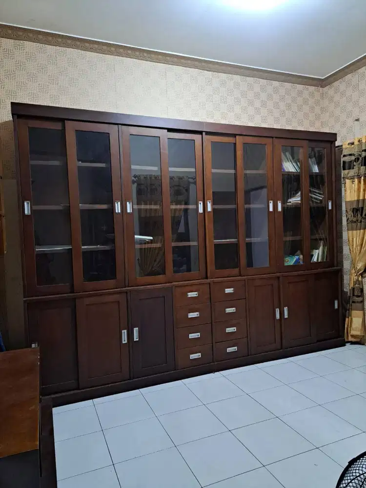 lemari besar tampahan kayu mahoni mewah berat dan tebal