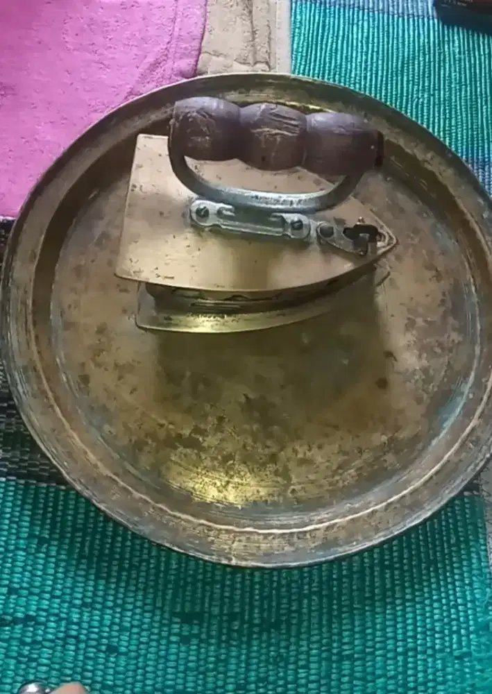 Sepasang barang antik jadul strikaan vs tampan kuningan