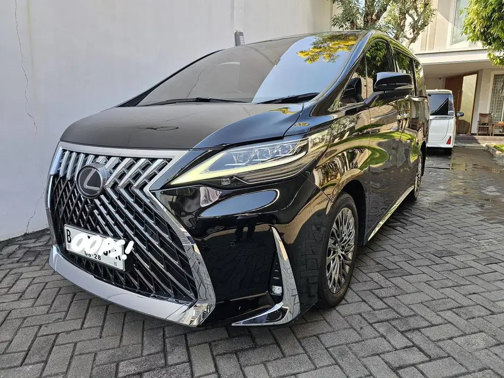 Lexus LM350 KM 10rb