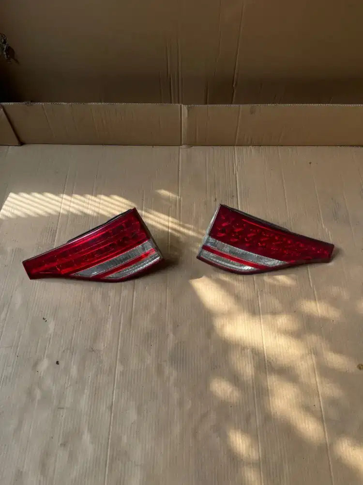 Lampu belakang toyota estima 2007