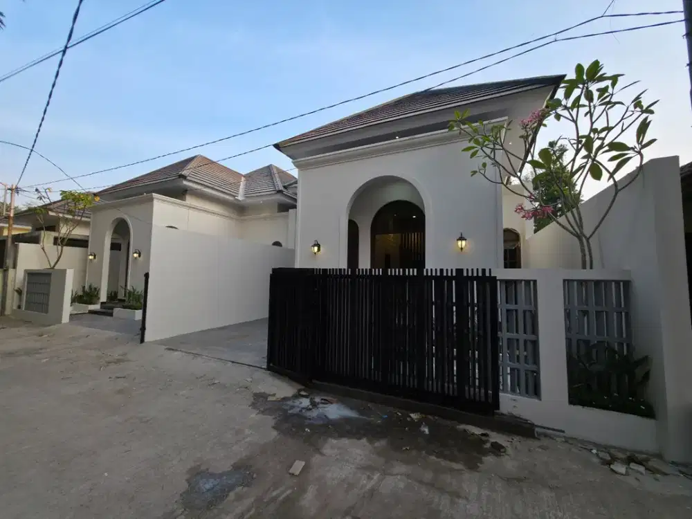 Rumah American Classic dekat SD Model Wedomartani Ngemplak Sleman