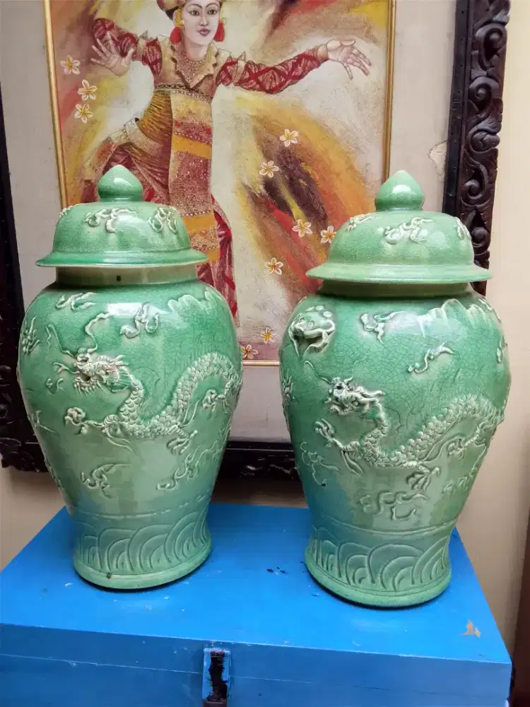 Guci berukirkan naga