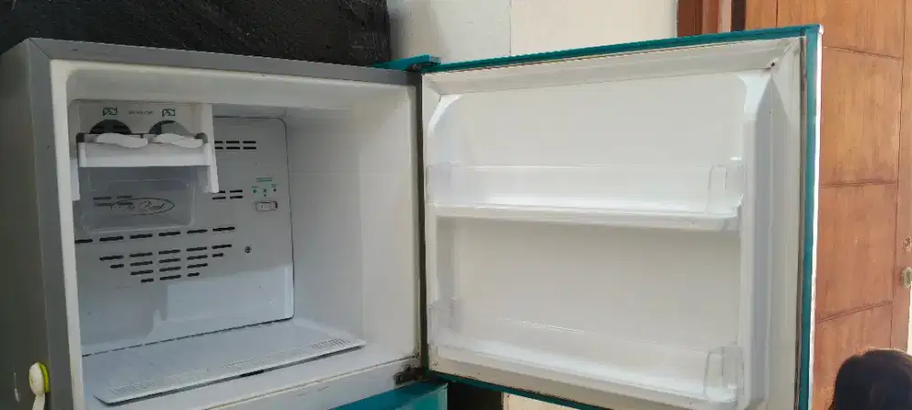 Kulkas Polytron 2 pintu