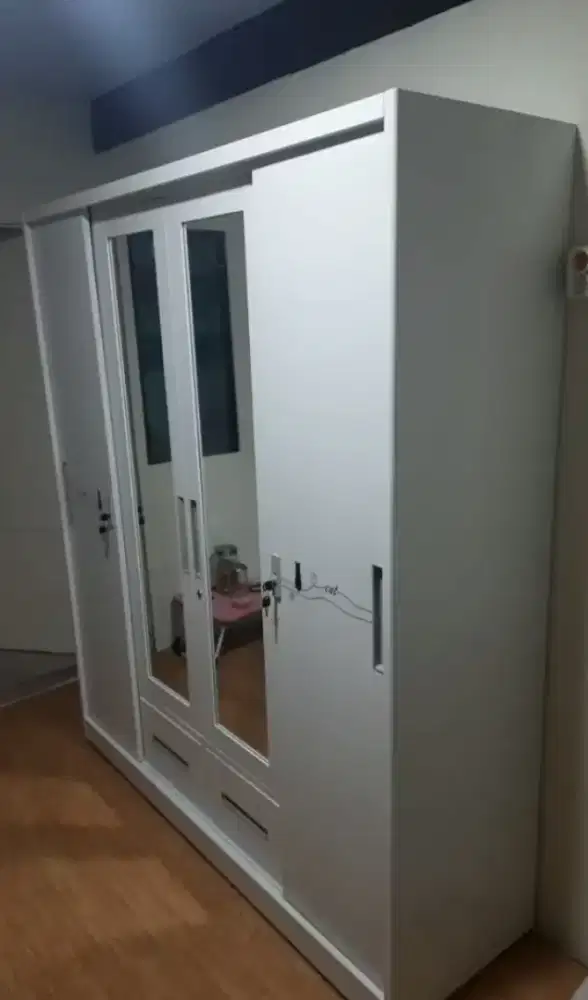 Lemari pakaian bahan plat besi pintu4