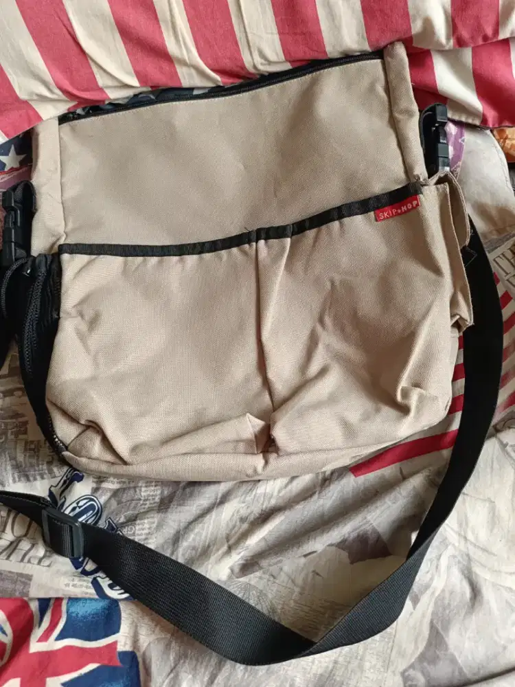 Dijual Tas selempang merk ternama Skiphop muatan banyak.