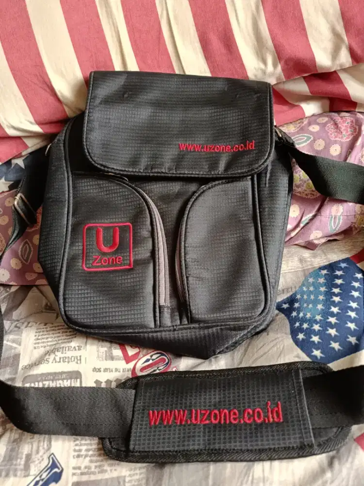 Dijual Tas selempang Uzone nasih sangat bagus.