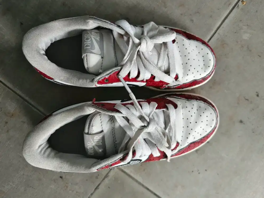 Sepatu kets putih