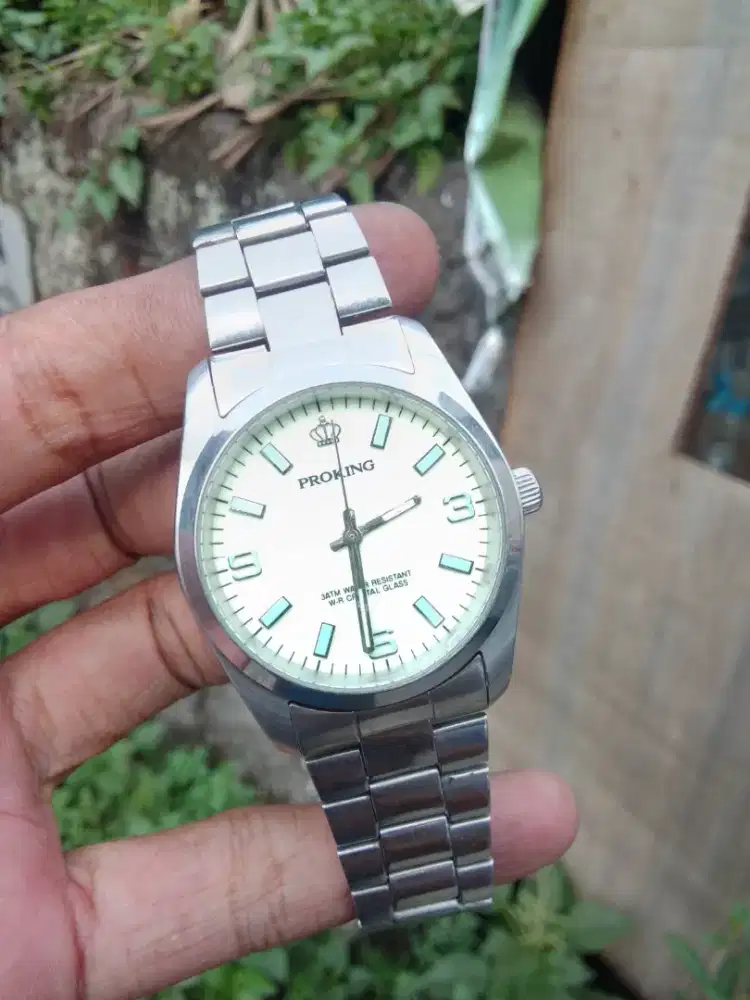 Jam Tangan Pria Menyala Dalam Gelap
