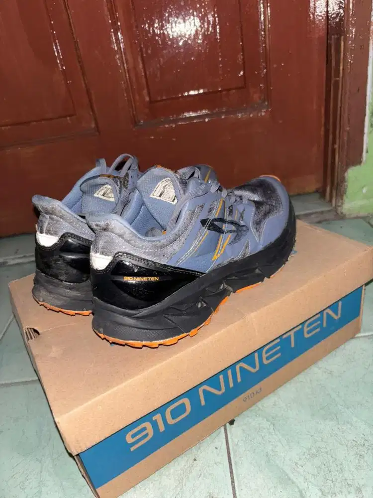 Sepatu olahraga