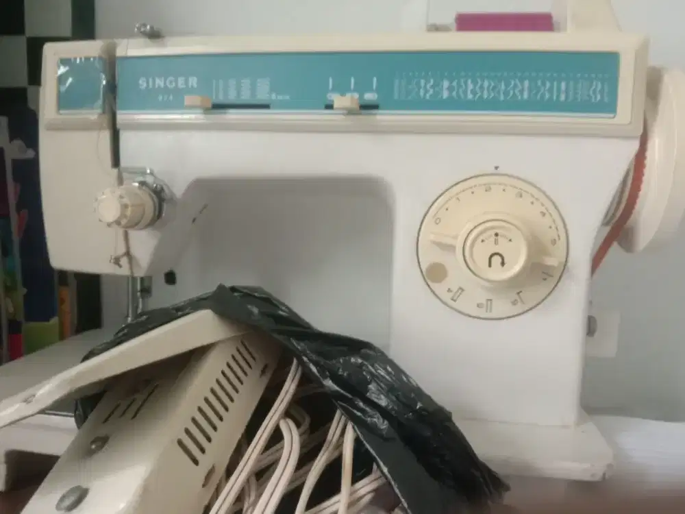 Jual mesin jahit elektrik merk Singer type 974.