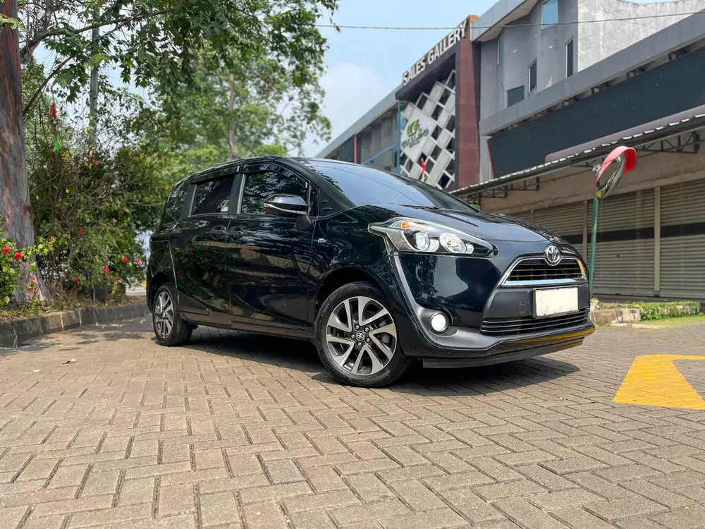 TOYOTA Sienta V at Hitam 2017